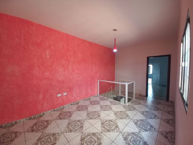 Casa à venda com 4 quartos, 214m² - Foto 1